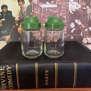 Vintage Federal housewares Salt and pepper shaker